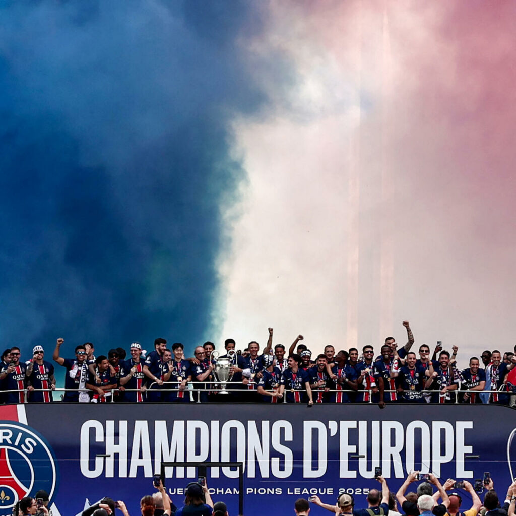 Bus du Paris Saint-Germain célébrant le titre de champion d’Europe devant les supporters à Paris