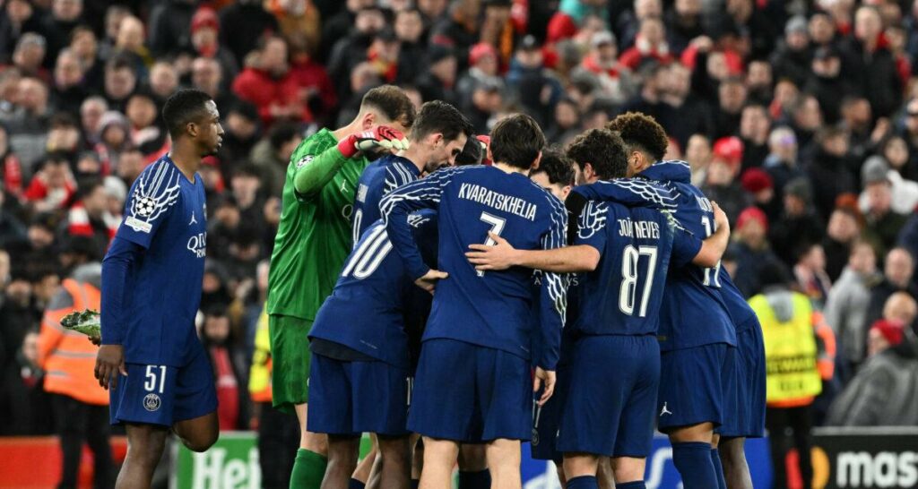 Les joueurs du Paris Saint-Germain réunis en cercle avant un match, illustrant la force du collectif et la cohésion de l’équipe.